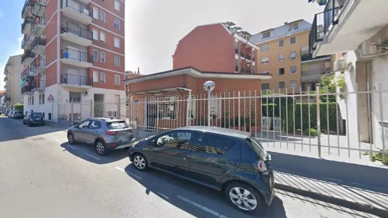 Milano, si getta dal balcone per suicidarsi e colpisce una passante: morta una 83enne, lui resta ferito