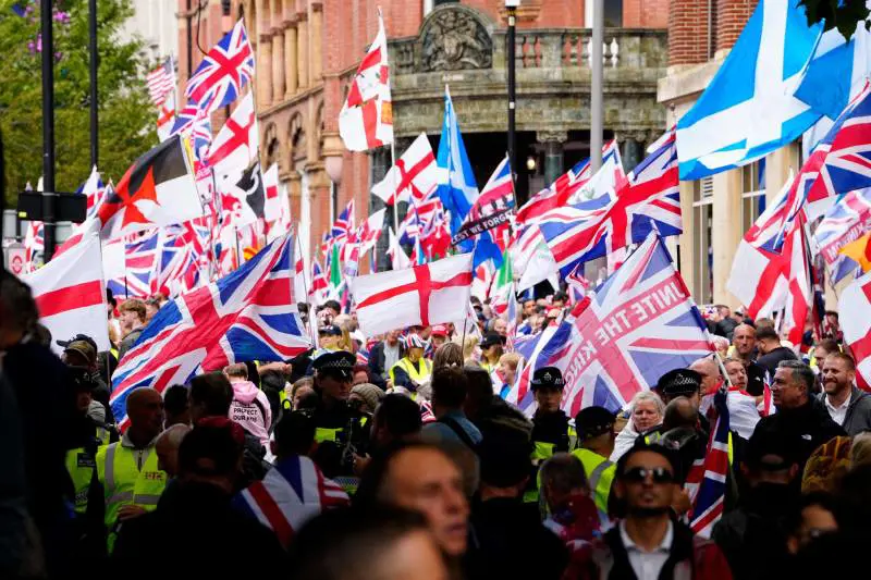 Che strani i "nazi" in piazza a Londra