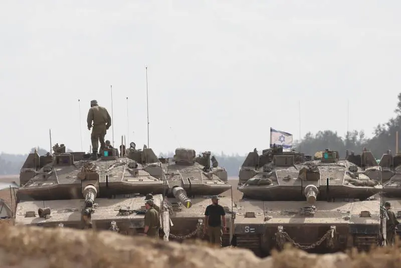 Israele schiera centinaia di tank per invadere Gaza City. E Hamas sposta gli ostaggi per ostacolare le Idf | Diretta