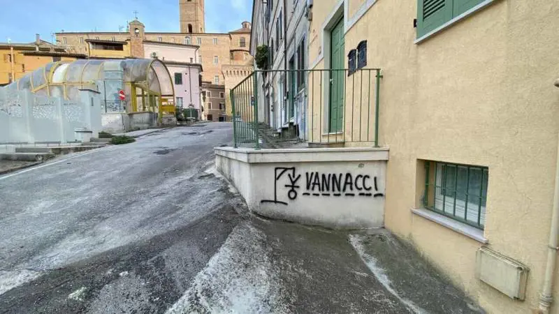 Jesi, murales con Vannacci a testa in giù. Il generale: "Me ne frego"