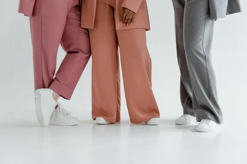 Pantaloni ampi, gli outfit per indossarli a 50 anni anche in autunno