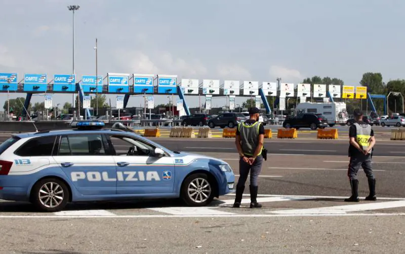 Vicenza, travolge un poliziotto e ruba tre auto: caccia al romeno "identificato ma ancora in fuga"