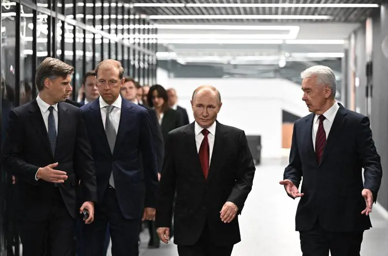 "C'erano due persone a sostenerlo". Il giallo sulla salute di Putin