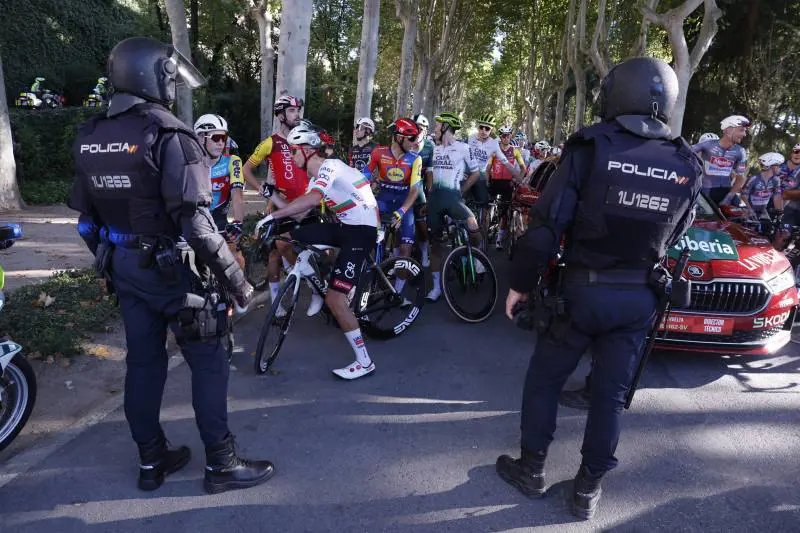 I Pro Pal fermano la Vuelta, la sinistra sta coi manifestanti. È bufera in Spagna