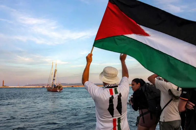 Poco carburante e "abbandono nave": cosa succede alla flotilla ferma in rada