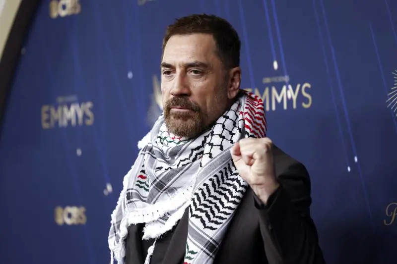 Javier Bardem, chi è l'attore, marito di Penelope Cruz, che ha sfilato con la kefiah agli Emmy