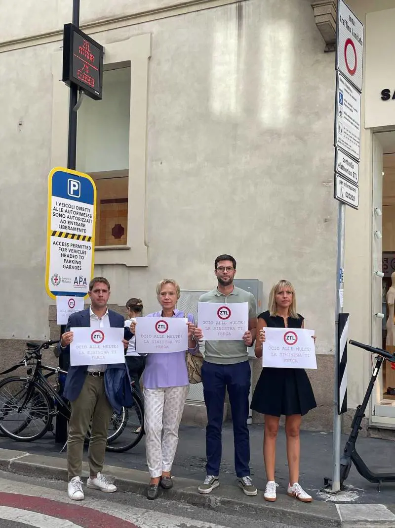 Milano, parte la nuova Ztl e scatta la protesta: "Multe solo per fare cassa"