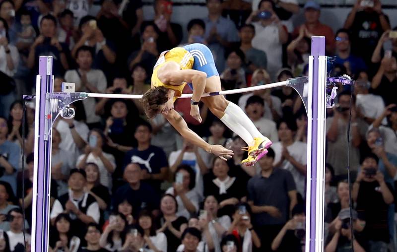 Duplantis, salto con l'asta