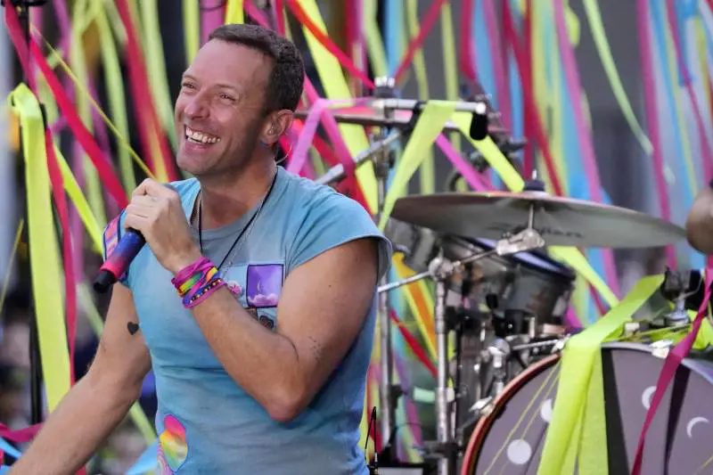 Chris Martin: "Mandate amore alla famiglia di Kirk". Ma viene fischiato