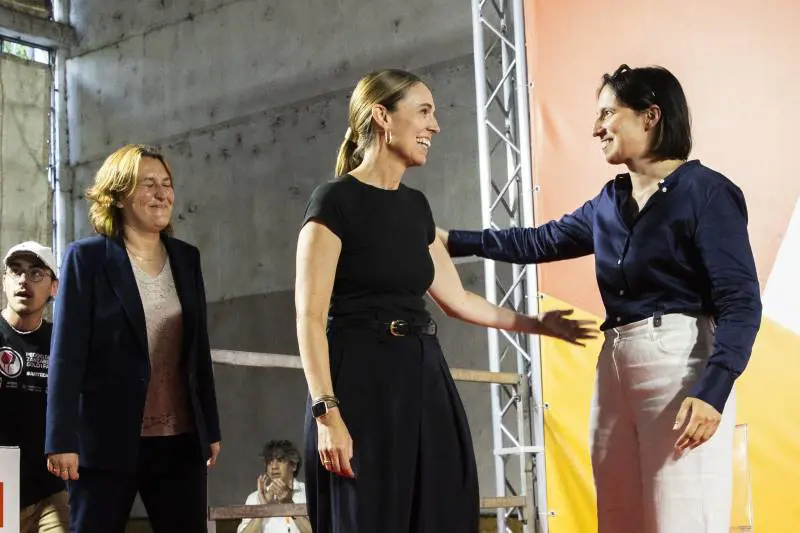 Niente traduzione e pubblico smarrito: la figuraccia dem alla Festa dell’Unità
