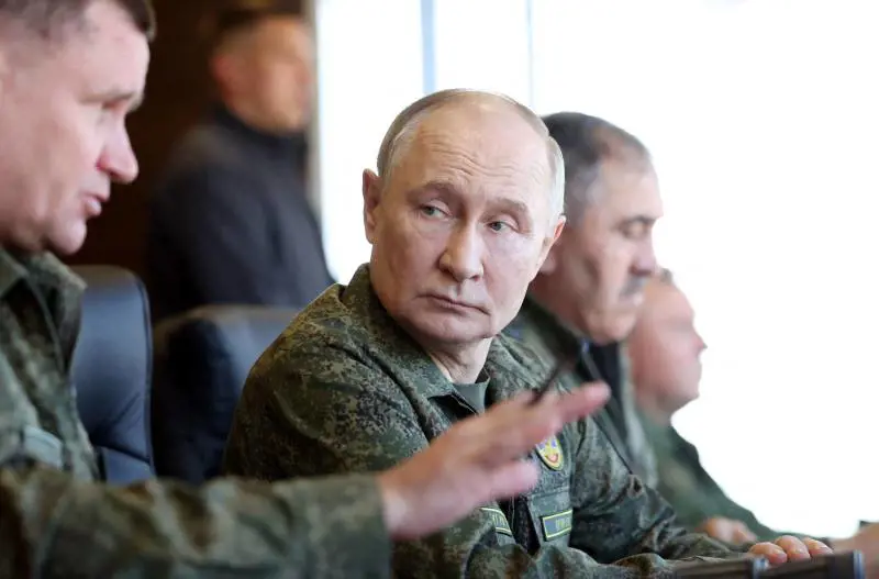Putin minaccia la Nato in divisa militare: testato un missile ipersonico e armi nucleari tattiche. Il papa: "La Nato non ha iniziato nessuna guerra"