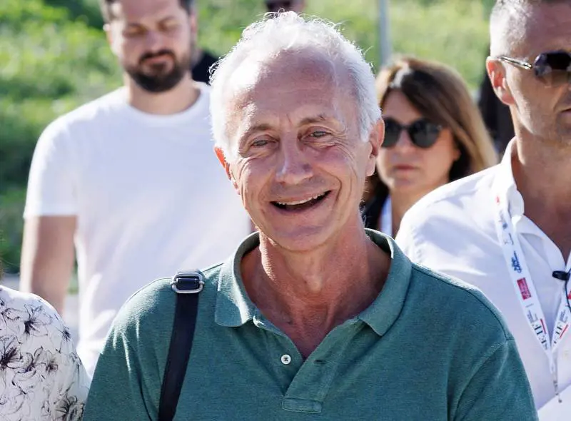 Il mondo al contrario: tutti gli insulti degli indignati