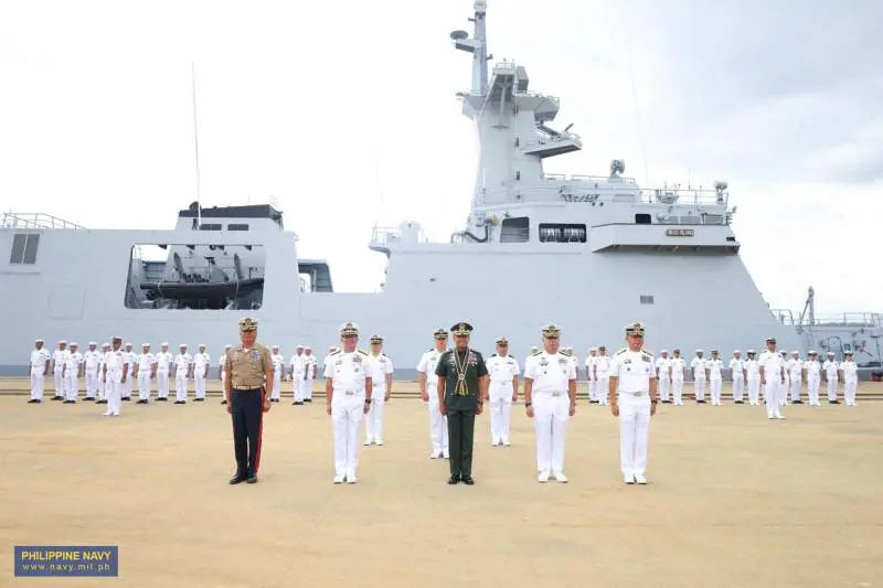 Una nuova nave da guerra e gli strani droni: cosa c'è dietro gli strani movimenti intorno alla Cina
