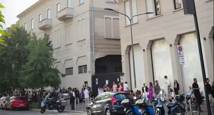 Uno scorcio della fila davanti allo studio Grassi di Porta Vittoria