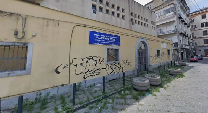 Napoli, 17enne prende a martellate l'ex compagno in classe: arrestato