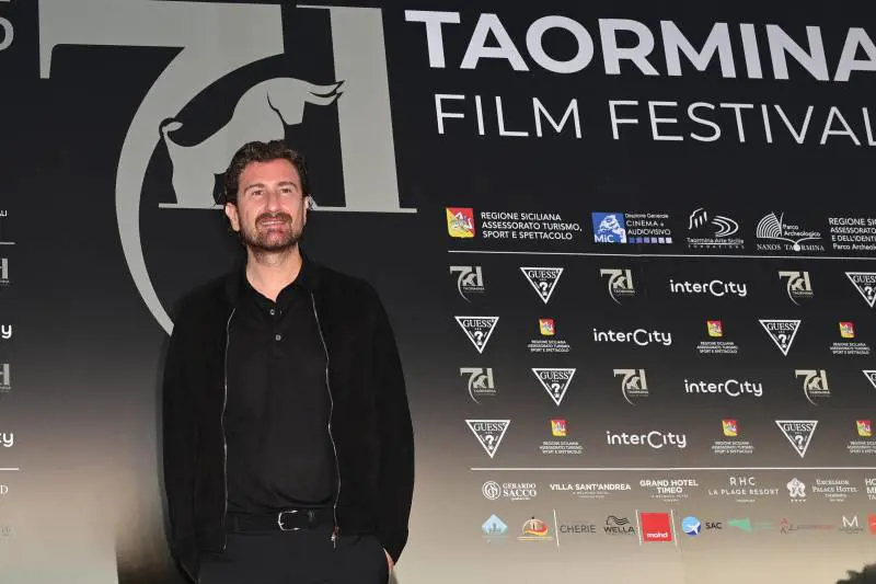 Alessandro Siani compie 50 anni: tra carriera, comicità e riservatezza