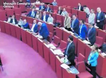 La promessa del dem: "Vi appendiamo a testa in giù"