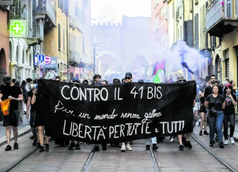 In corteo "escalation violenta" contro le forze dell'ordine