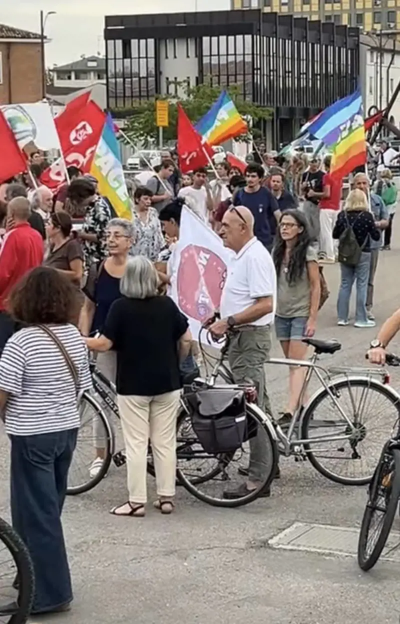  "Non stiamo con governi criminali". Bloccati esplosivi per Haifa nel porto di Ravenna: cosa è successo