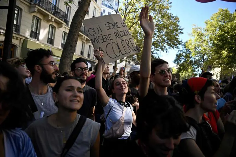 Lo sciopero generale paralizza la Francia. Mobilitazione contro la legge finanziaria 2026. Scene di guerriglia a Parigi