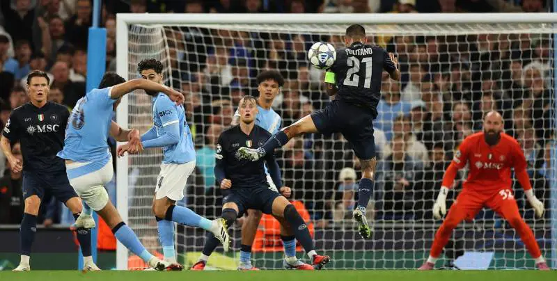 Il Napoli in 10 affonda nel finale contro il Manchester City: decisive le reti di Haaland e Doku