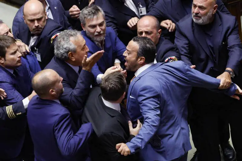 Sì alla riforma tra rissa e minacce. E l'opposizione occupa la Camera