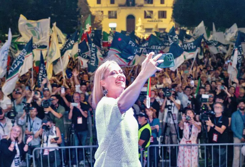 Meloni, fedeltà record: quasi 8 su 10 rivotano Fdi. Conte vince il derby col Pd e rosicchia 6 punti a Elly. Ma l'astensione tenta i 5s