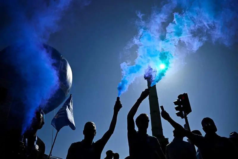 Francia, cortei e guerriglia. E i sindacati sfidano Lecornu