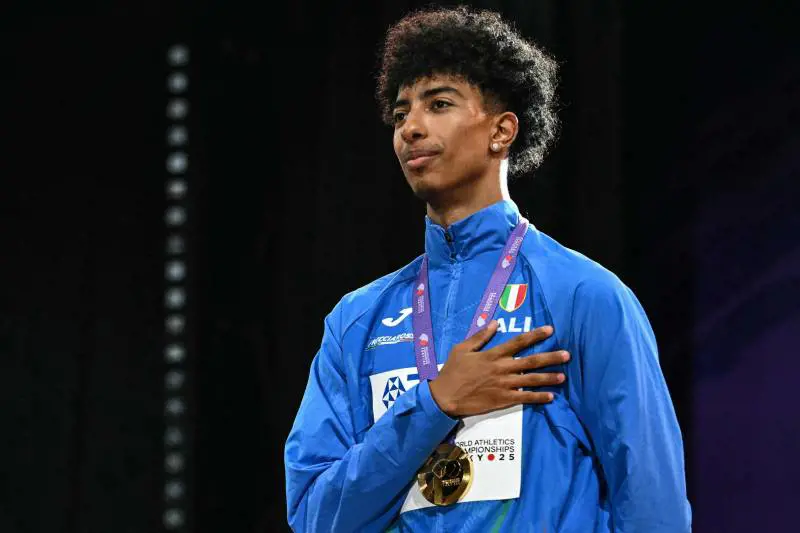 Mattia e la vista unica dal podio Mondiale: la leggerezza di Lewis e l'orgoglio di papà
