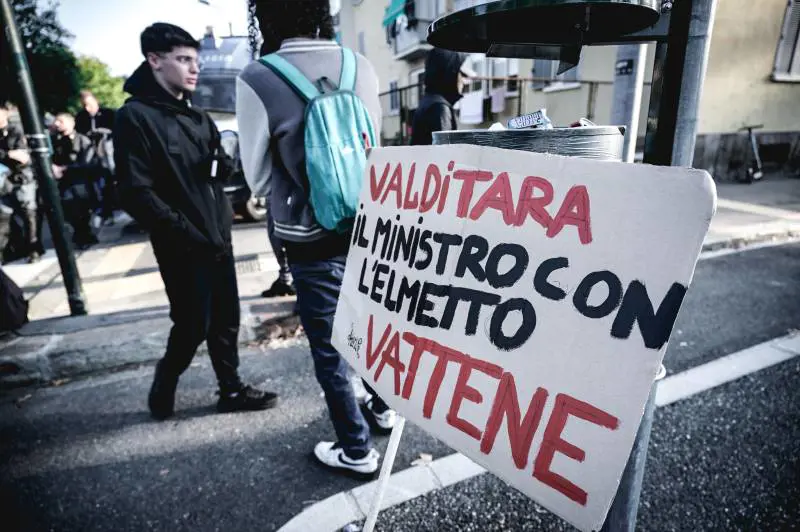 La violenza dei soliti pro Pal: insulti e lacrimogeni contro Valditara