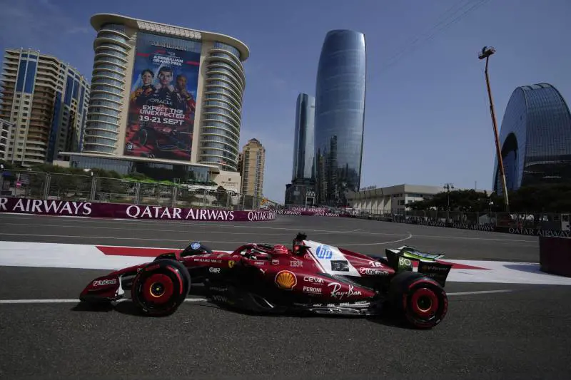 F1, Ferrari in palla nelle libere a Baku: Hamilton davanti a Leclerc, a muro Norris