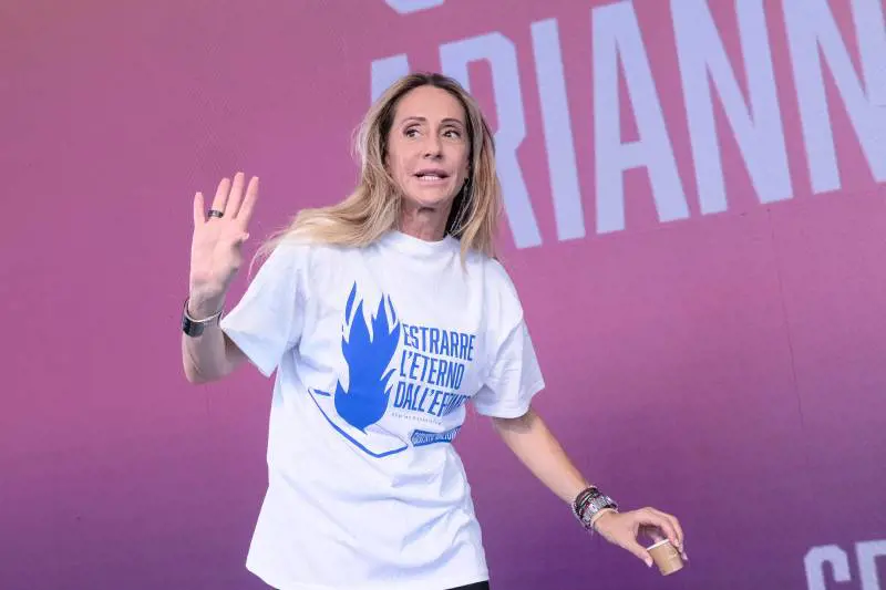 "Estrarre l'eterno dall'effimero". Cosa c'è dietro la t-shirt di Arianna Meloni sfoggiata a Fenix 2025