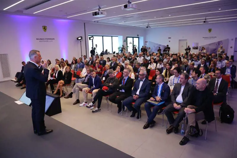 L'IA infiamma Maranello e seduce Ferrari: il futuro delle imprese corre con IBM