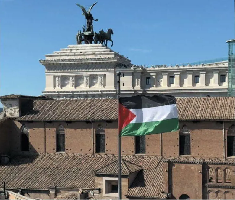 Scioperi e proteste, Schlein minaccia. E il Campidoglio alza il vessillo palestinese