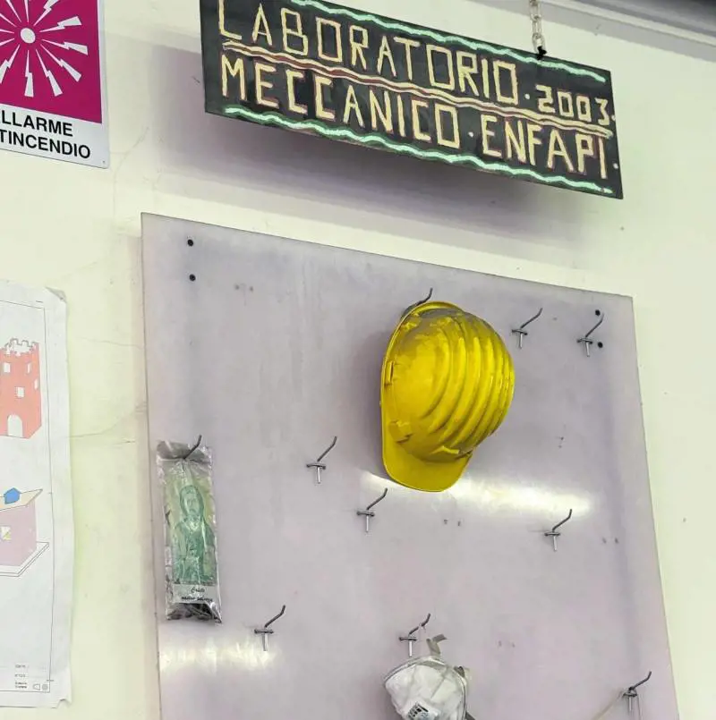 La scuola "operaia" dove da 10 anni caos e telefonini sono fuorilegge