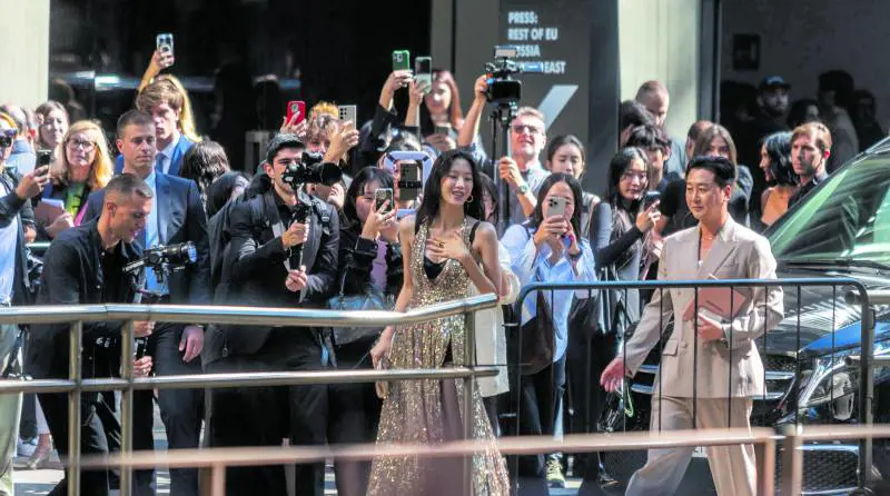 Tanti debutti in passerella e il grande assente. Via alla fashion week dedicata a Re Giorgio