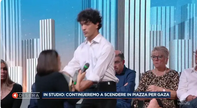 Mancamento in diretta per la giornalista di Rete 4. Del Debbio rassicura: "La tensione, il clima..."