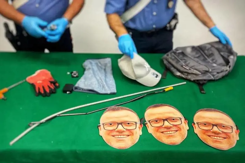 Furti con la maschera di Gigi d'Alessio per non farsi riconoscere: 26enne in arresto