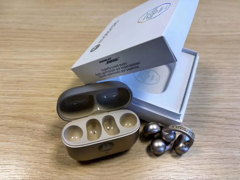 Moto Buds Loop by Swarovski, la nostra recensione