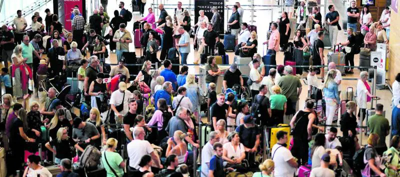 Cyberattacco all'Ue, aeroporti nel caos: centinaia di voli cancellati o in ritardo. L'ipotesi di "pirati" legati al Cremlino