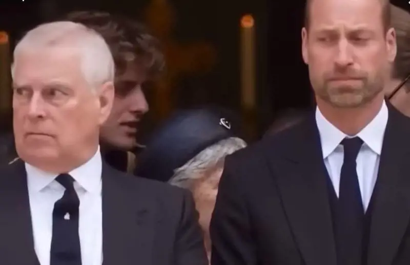 William e Carlo lasciano il funerale della Duchessa di Kent, la rabbia contro Andrea