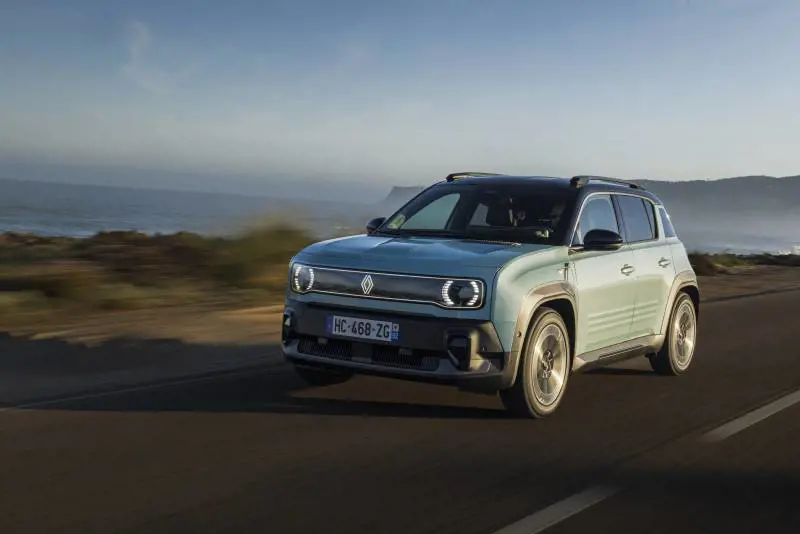 Renault 4 E-Tech, l'elettrica versatile da 409 km di autonomia