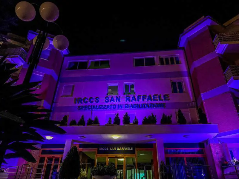 L’IRCCS San Raffaele di Roma si illumina di viola