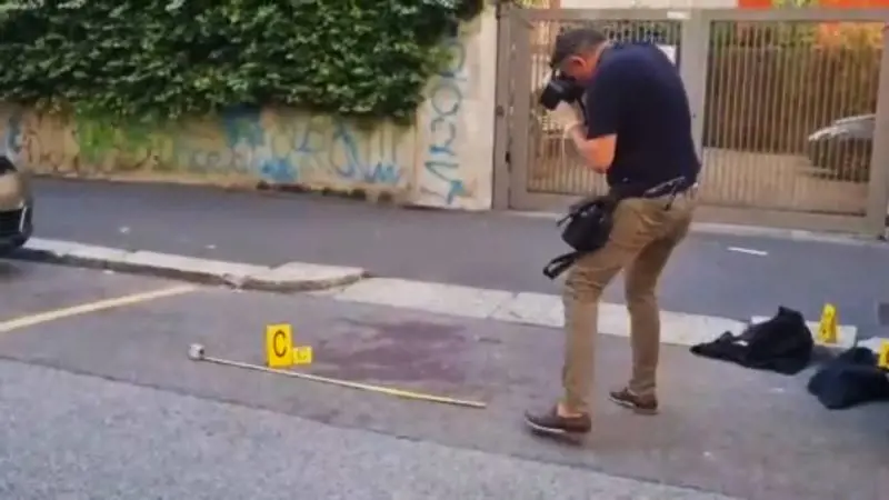 Milano, accoltellato per strada da una decina di persone: 32enne grave