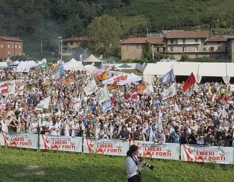 Bandiere, cori, e politica. La festa della Lega sul pratone di Pontida