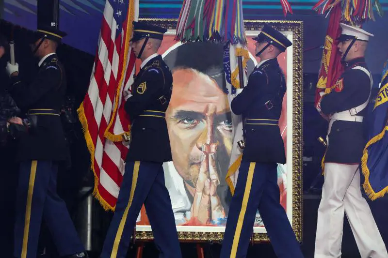 In 200mila per l'addio a Charlie Kirk. Il gotha del Maga ai funerali in Arizona