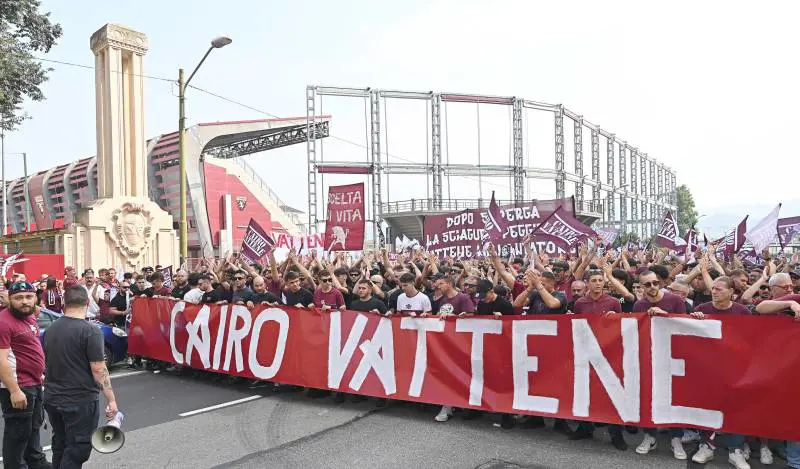 "Cairo Vattene". Tifosi del Torino in corteo, c'è anche Baricco