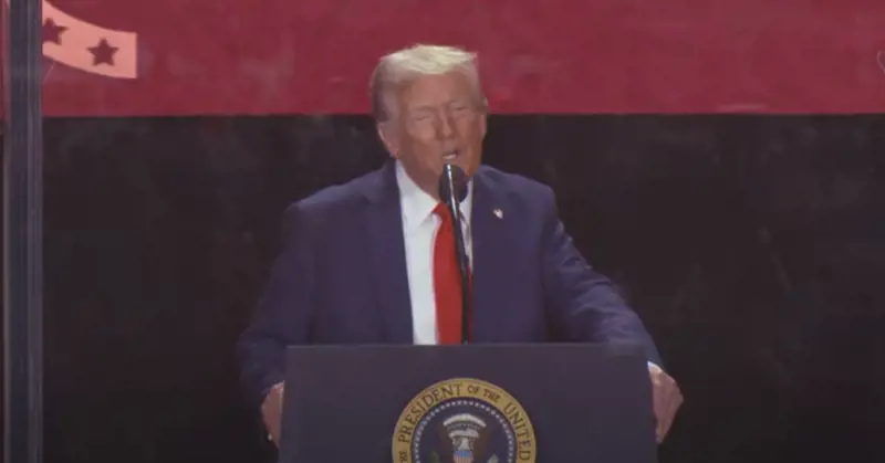 Kirk, Trump sul palco: "È un martire per libertà dell'America"