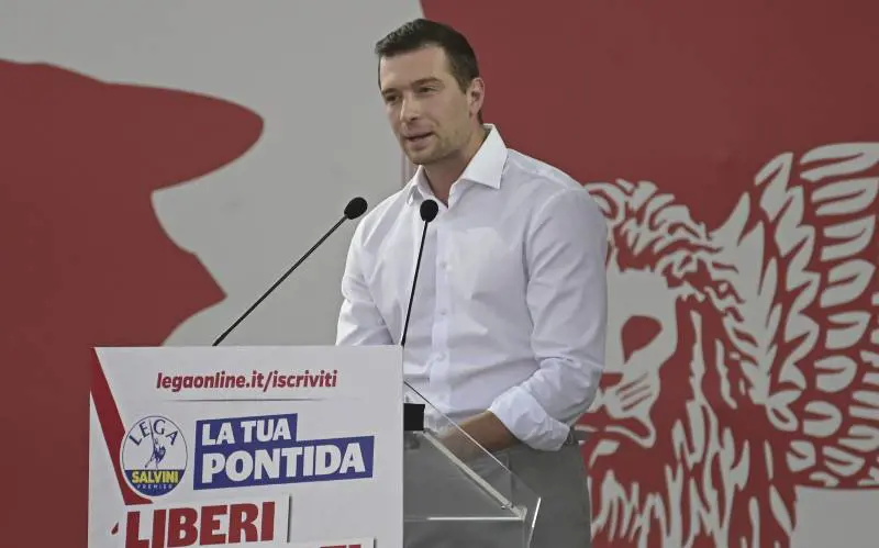 Il bagno di folla con figli, nipoti e Francesca. E dona a Bardella l'atto di nascita del nonno