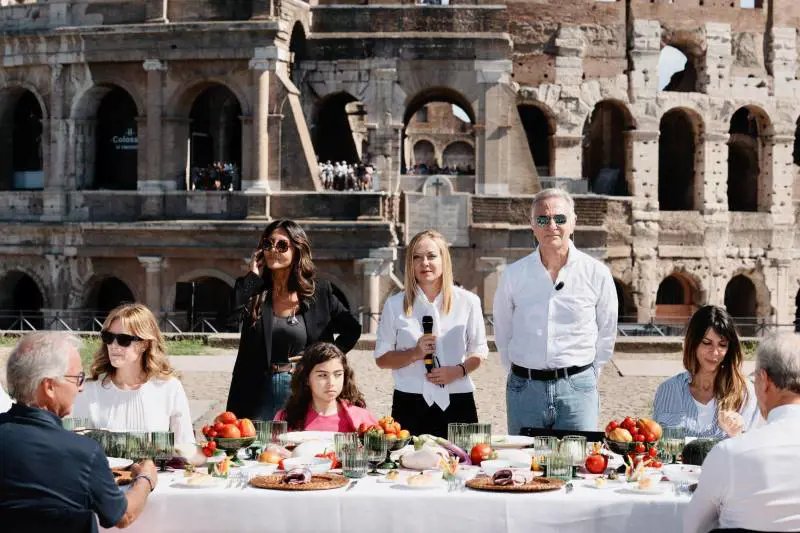 Il pranzo in diretta tv diventa un caso. Meloni non ci sta: "Polemica sul nulla"
